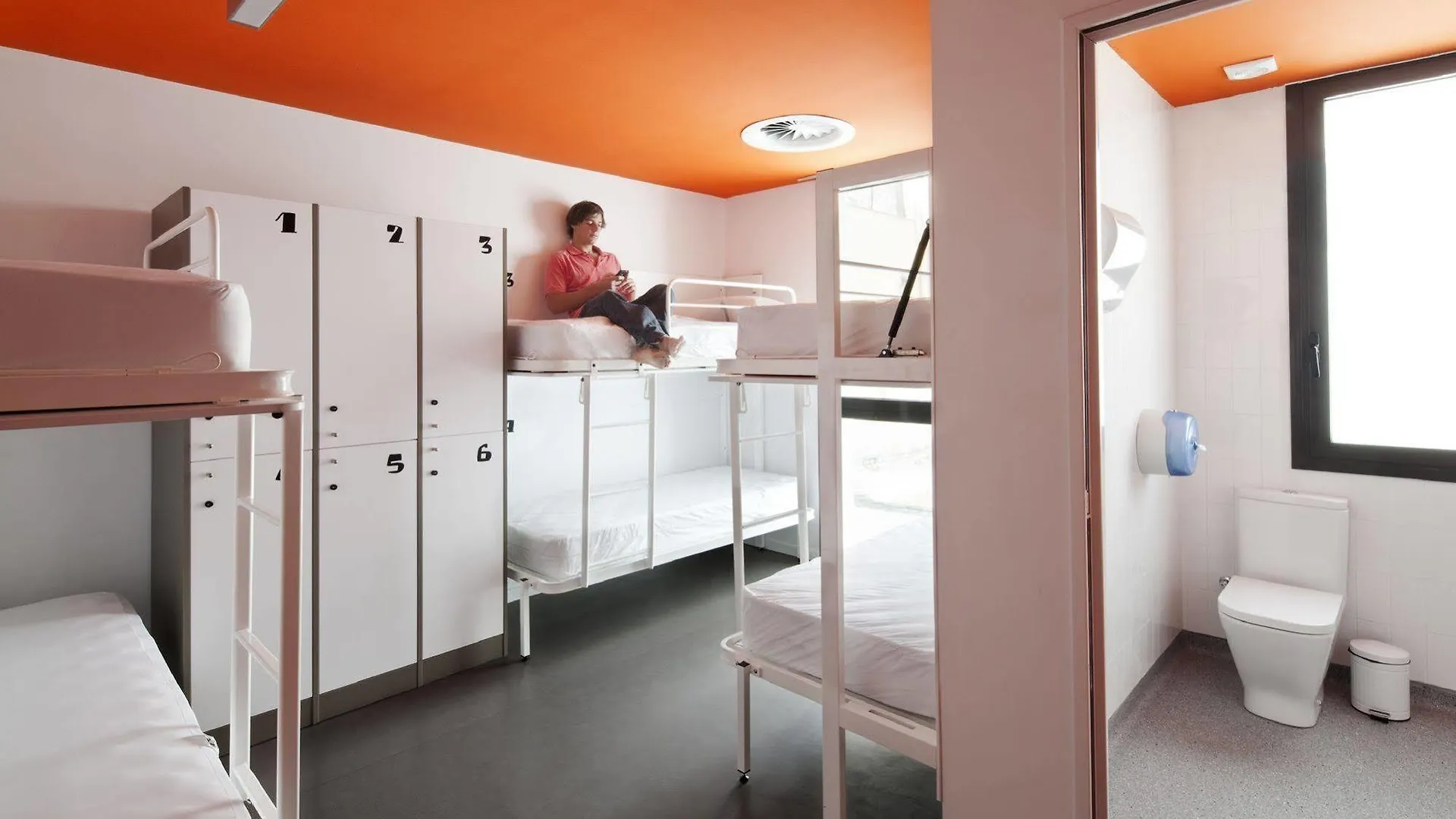 Amistat Beach Hostel Barcelona